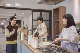 何炅谢娜易烊千玺做饭聊天氛围轻松 怀抱猫咪温馨有爱图片