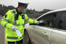绕行20多公里，交警大队长的病妻见了丈夫三分钟图片