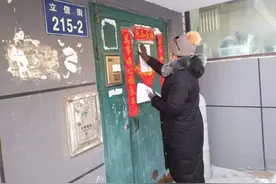 抗击疫情 公益岗李波在一线累并感动着图片