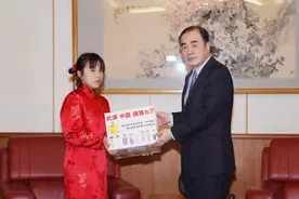 一袭红旗袍 两代中国情图片