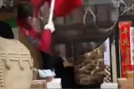 沈阳现段子手快递小哥：我在外你在里，我拿小棍递给你图片
