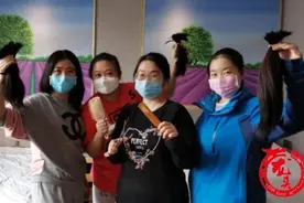 投入战斗前，哈医大一院女队员齐刷刷剪掉了心爱的长发图片