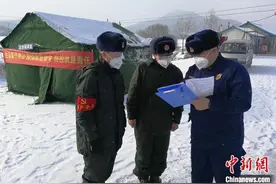8岁男孩被“寄存”的日子：等待爸妈打败“病毒”的拥抱图片