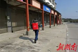 抗疫“夫妻档”：不一样的岗位，一样的坚守图片