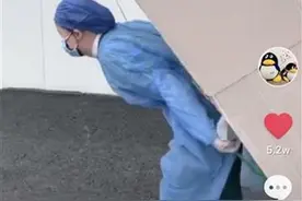 一段短视频网上走红，娇小女护士被网友赞“最美搬运工”图片
