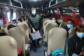 滚动播报丨下一站，嘉善！四川员工登上返程大巴图片