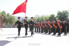 最后一个军礼，献给我最爱的军旗图片