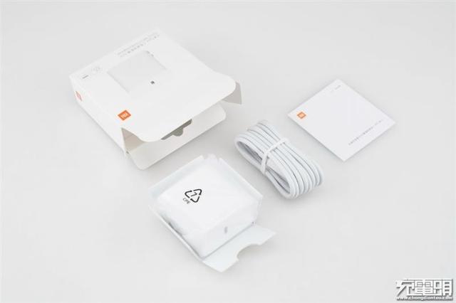 体积缩减27% 小米65W PD充电器评测