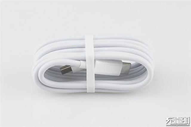 体积缩减27% 小米65W PD充电器评测