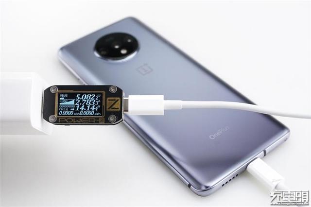 体积缩减27% 小米65W PD充电器评测