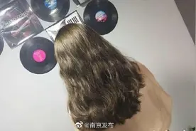 省人医95后护士：剪去齐腰长发，光头也很酷图片