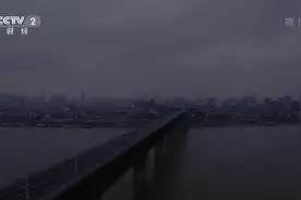 外卖“老哥”变身城市摆渡人：说不害怕那是吹牛视频封面