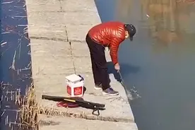 南京城管无人机小姐姐“唐僧式”喊话劝退钓友：不收竿就一直喊！视频封面