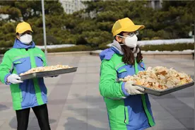 青岛：栈桥有一群海鸥“保姆”图片
