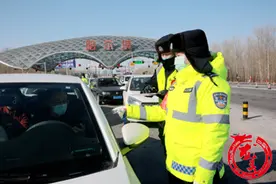 铿锵玫瑰一线绽放 冰城女交警上路执勤图片