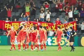 一波三折玫瑰无惧，新一代中国女足踢出“铿锵精神”图片