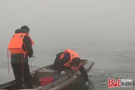 河北雄安新区：一次惊心动魄的凿冰取样图片
