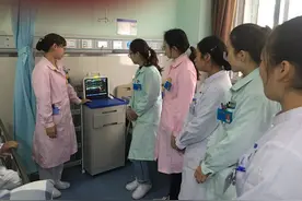 抗疫|“宝贝别哭，妈妈下班了带着奥特曼来接你！”图片
