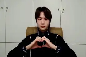 王一博做手势舞手指灵活 表情坚定为一线医护工作者加油图片