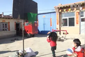 “宅”出新高度！内蒙古一农民在家里造出游乐场视频封面