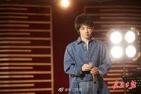 湖北伢华晨宇上《歌手》首唱为家乡写的歌，何炅赵薇黄渤等共同献声为武汉加油图片