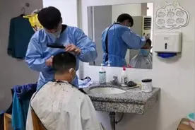 武汉“托尼老师”为医护义剪：再累也值视频封面