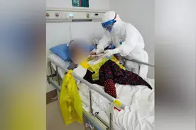 闺女谢谢你！护士弯腰喂饭重症老人流泪