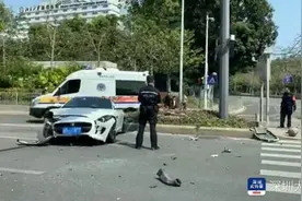 深圳一小车转弯不减速撞上安全岛！交警提醒路不堵了也别“飘”图片