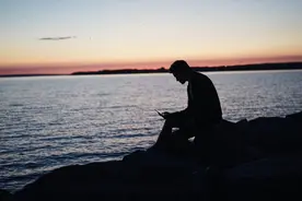 云XX经济越热闹，现实的自己就越孤独图片