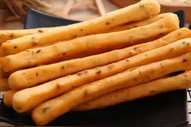 周末美食DIY|吃过妈妈炸的油条，给她做份茴香小油条图片