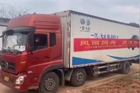 16万包卫生用品驰援武汉，分发给女医护视频封面