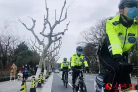 西湖公园景点有序对外开放警安巡逻队开展平安巡防图片