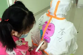 孩子别怕，我们一起在防护服上画画图片