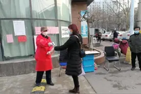 潍坊老党员用缝纫机制作暖心“战袍”图片