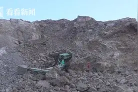 22小时！矿山崩塌挖掘机侧翻 消防出动成功救出被困司机图片