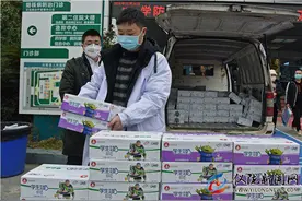 爱心企业捐牛奶 情暖抗疫一线医护人员图片