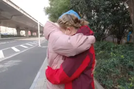 广东女护士生理期体温37度，路上晕倒醒来，坚持去汉口医院工作视频封面