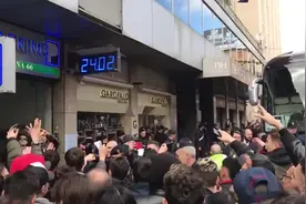 巴萨抵达那不勒斯，梅西受到当地球迷马拉多纳级礼遇视频封面