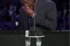 40秒丨泪目！科比追悼会上乔丹忍不住泪流满面图片