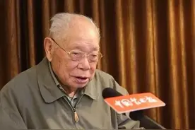 身沐朝霞意葱茏，休凭白发便呼翁——观马识途图片