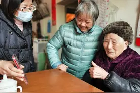 用平凡书写大爱！百岁奶奶和护士孙女的故事让人动容图片