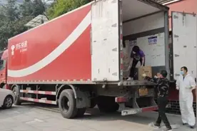 700箱日化援汉，京东人休车不停连夜运抵视频封面