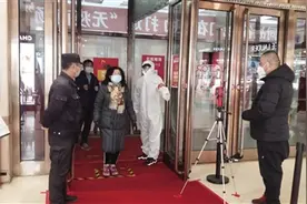 间隔一米排队 、进门量体温登记信息…… 呼和浩特市服务行业陆续复工多家商场开门纳客图片
