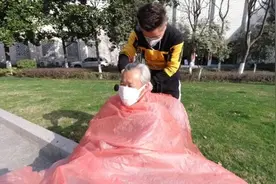 理发师公园里“复工”，两套工具交替消毒视频封面