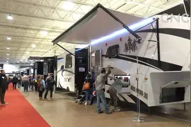 美国达拉斯举办房车展视频封面