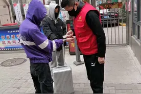 前国门刘云飞守社区防疫门：尽点微薄之力图片