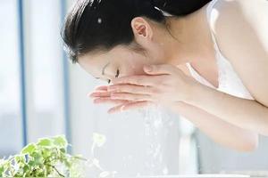 整天戴口罩，脸上都出痘痘了?图