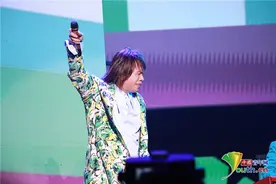 伍佰手弹电吉他火力全开魅力挡不住 演唱会引大合唱嗨翻全场图片