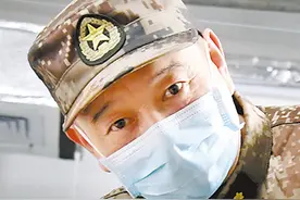 火神山，那山一样的身影——记军队支援湖北医疗队专家毛青图片