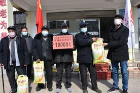 东海县桃林镇为防控一线人员拍摄“全家福”图片